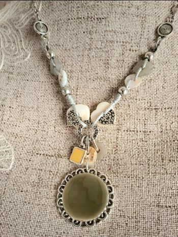 Collier en métal argenté et perles ton nacre et gris neuf