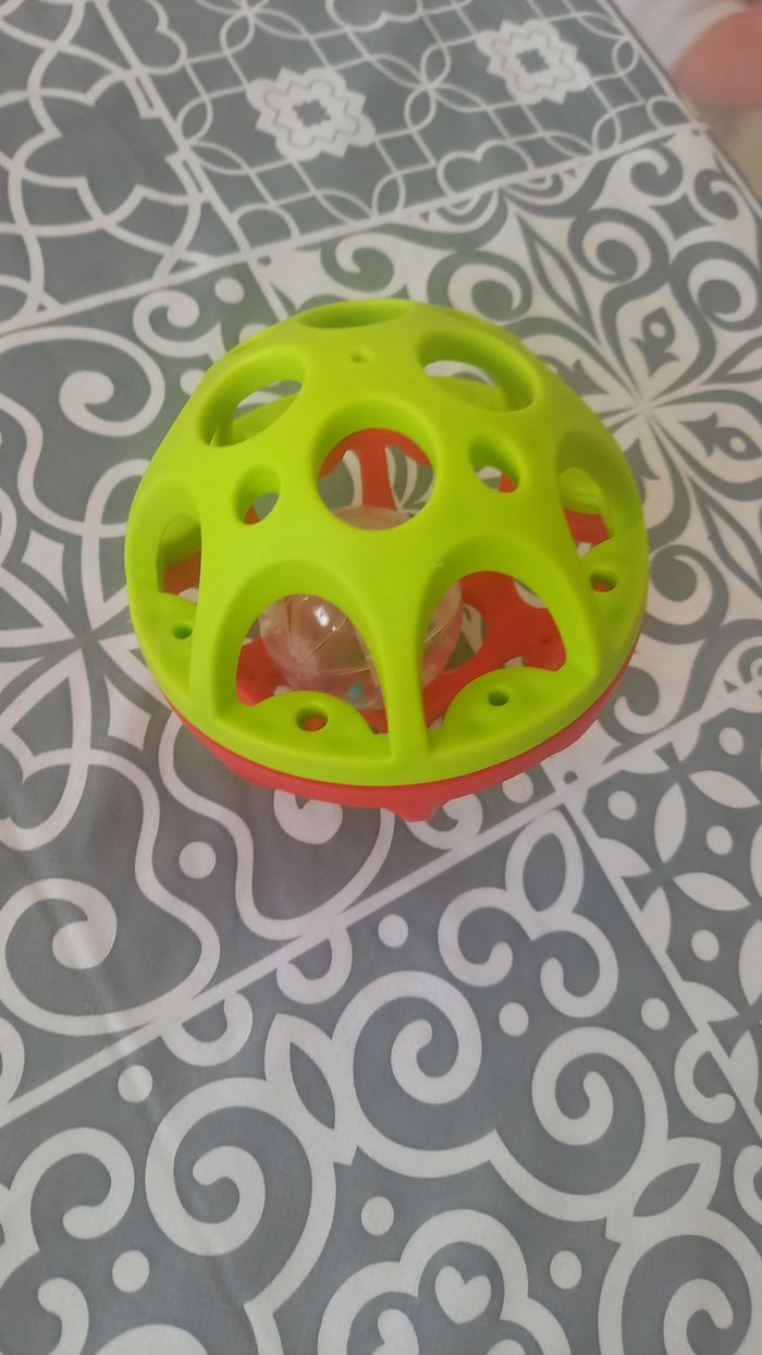 Hochet en forme de balle