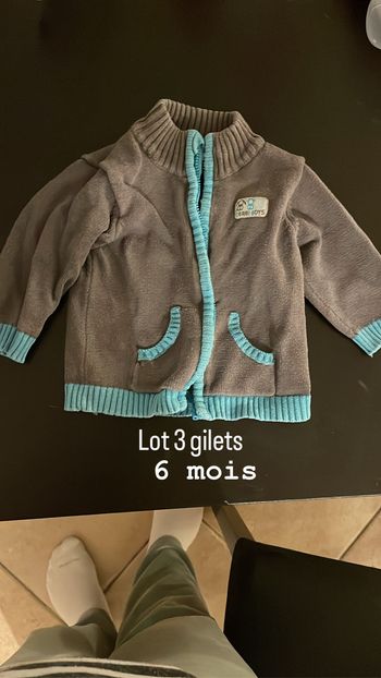 Lot de 3 gilets taille 6 mois très bon état