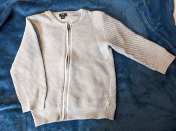 Gilet Kiabi gris très bon état 3 ans (taille grand)