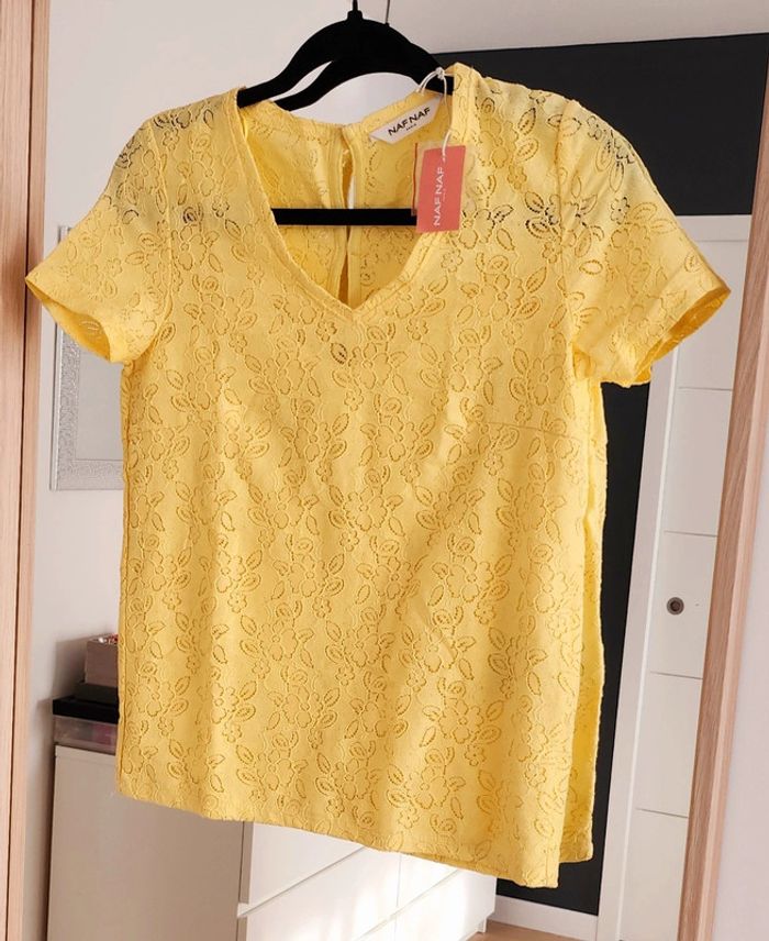 Haut jaune boutons dans le dos taille S Naf Naf