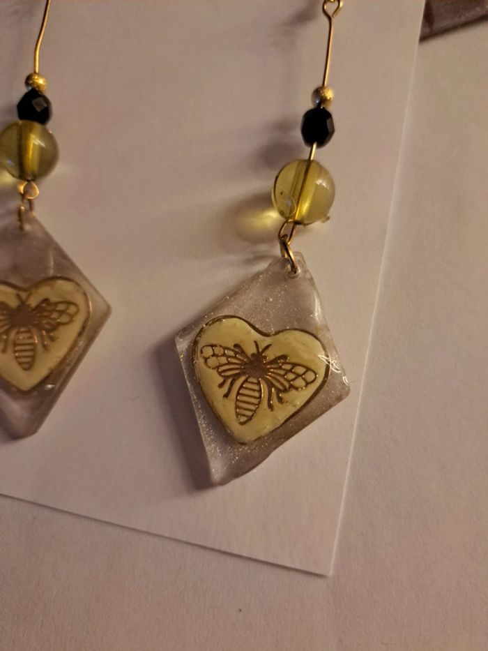Boucles d'oreilles pendante en résine jaune et noir - photo numéro 4