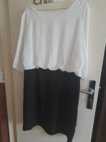 Belle robe noir et blanc taille 46