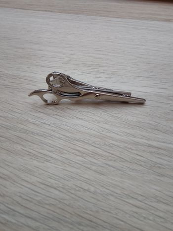 Pince à cravate ciseaux argentés 