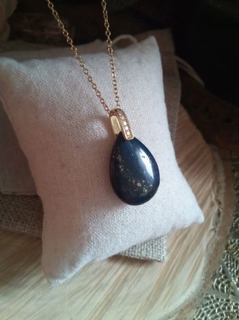 Collier pendentif en pierre de lapis lazuli