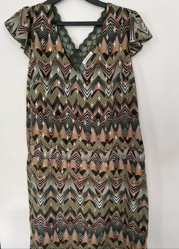 Belle robe Cache Cache T 42 couleur vert avec dentelle et dessins argentés