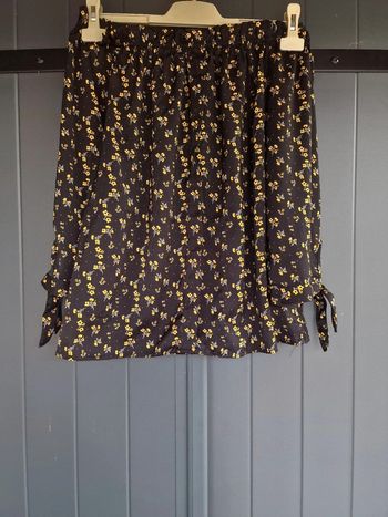 Blouse noir avec motif petites fleurs jaunes