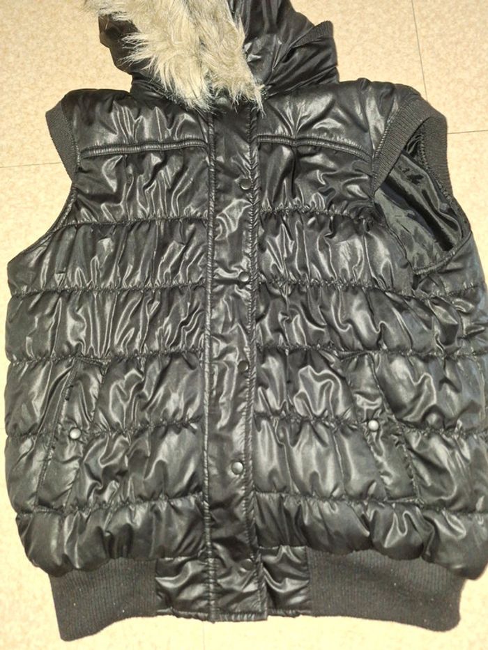 Doudoune sans manche avec capuche très bon état - photo numéro 3