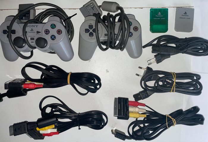 lot consoles PS1 + câbles, manettes, cartes mémoires - photo numéro 4