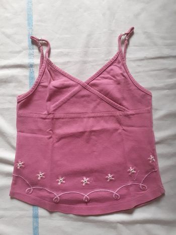 Débardeur rose à petites bretelles avec broderies  au bas du tee shirt