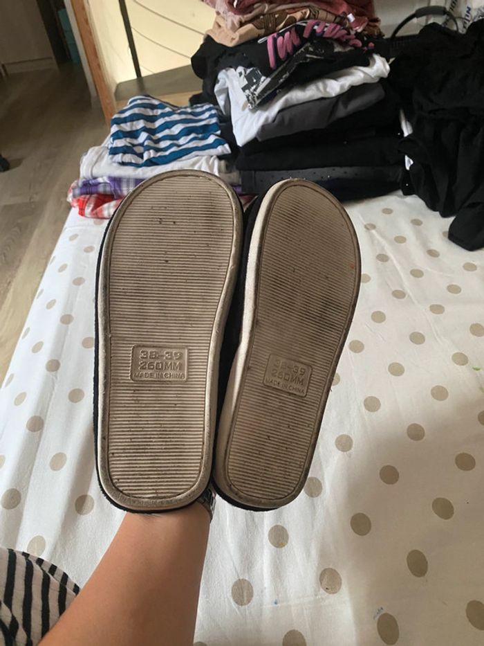 Paire de chaussons, noires et gris tout doux - photo numéro 7