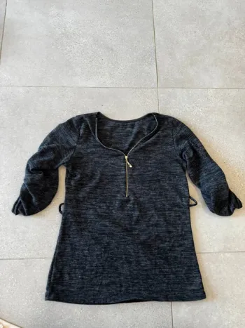 Haut gris en très bon état, taille M