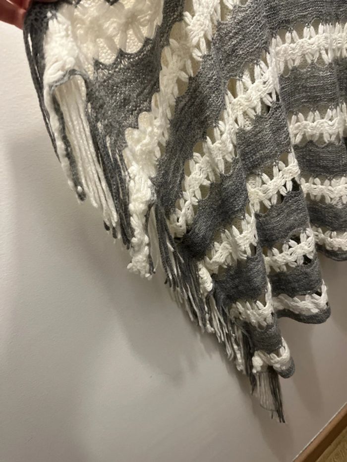 Poncho blanc et gris clair - photo numéro 3