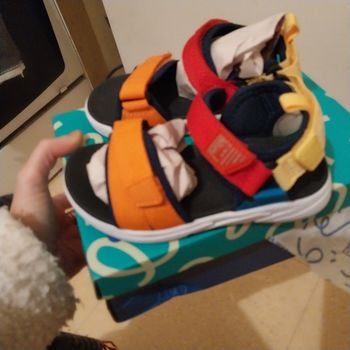 Sandales mixtes  bunnel neuves dans sa boîte Pointure 25