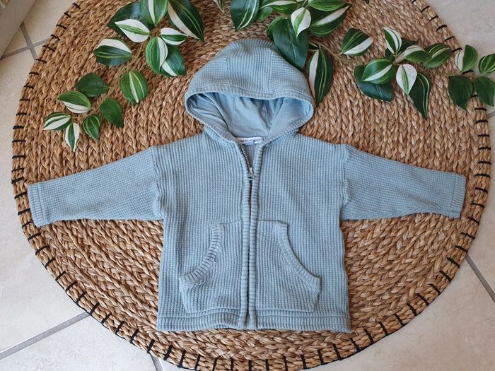 Lot Vertbaudet bébé garçon 12 mois - tee-shirts manches longues et gilet à capuche - photo numéro 2