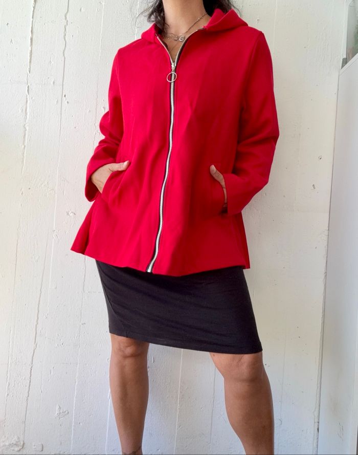 Veste manteau plissée au dos de couleur rouge. - photo numéro 5