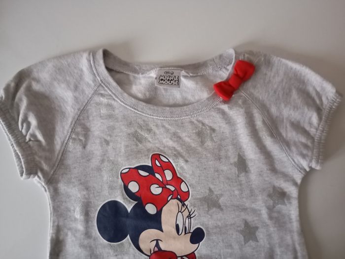 Robe à manches courtes. 6 ans .Coton . Gris clair ,rouge,noir et paillettes . Disney Minnie Mouse. Parfait état - photo numéro 4