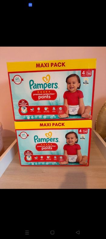 Deux cartons de couches Pampers premium protection pants taille 4