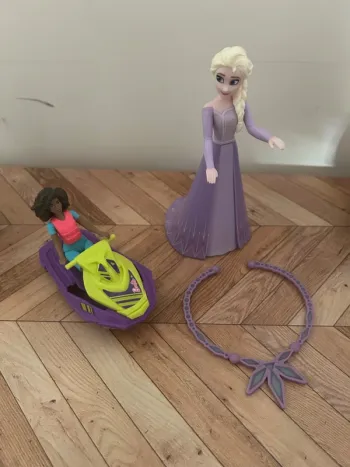 Lot de jouet reine des neiges et Barbie