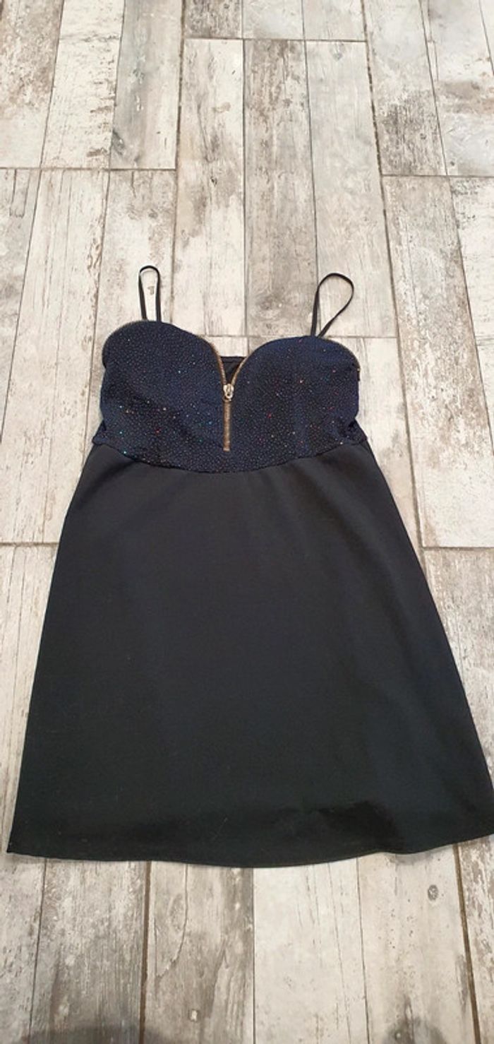 Très belle robe sexy  taille 36 en très bon état 👌