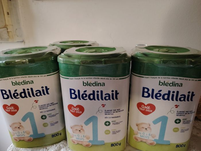 Lots de 4 boîtes de lait blédilait 1er âge (800 g).