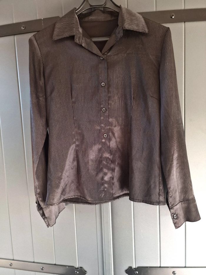 Chemise noire, cintrée effet satin a petites rayures - photo numéro 3