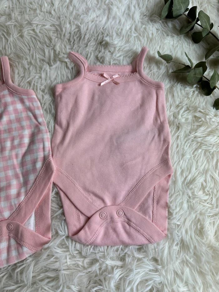 Lot de 2 bodies rose Primark taille 0-1 mois - photo numéro 3