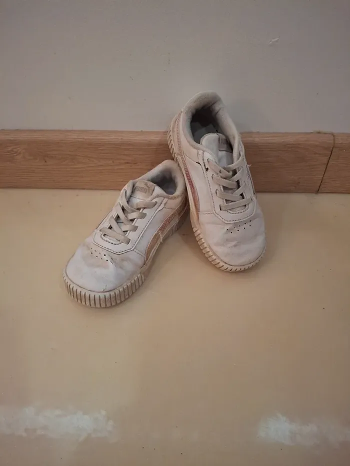 Baskets puma blanc et holo t26