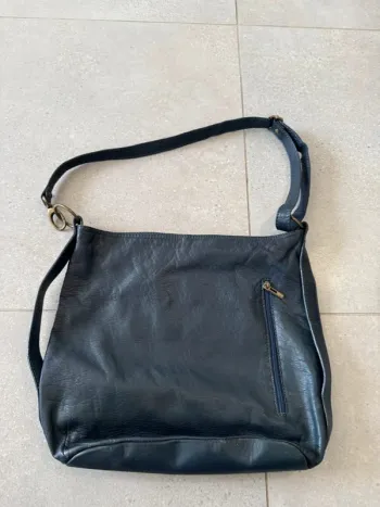 Sac à bandoulière en cuir navy, bon état 36x30cm