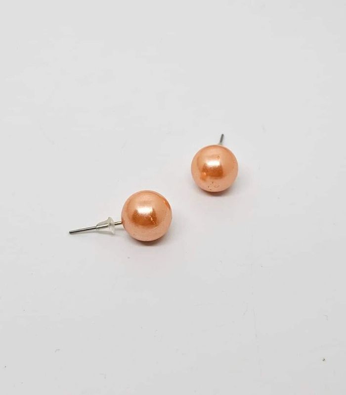 Paire de boucles d'oreilles.
Neuve.
