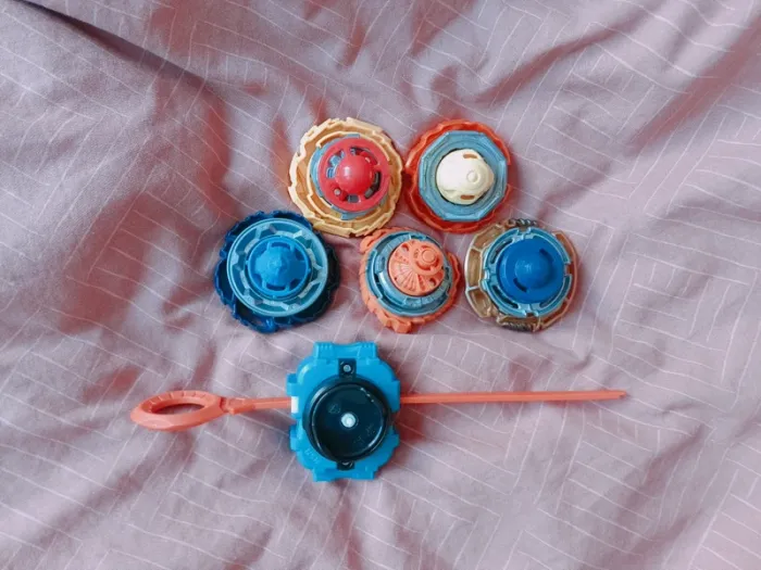 Lot de toupies et 1 lanceur Beyblade burst - photo numéro 2