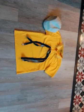 Homme déguisement costume gavroche parodie bretelle casquette tee short jaune bleu