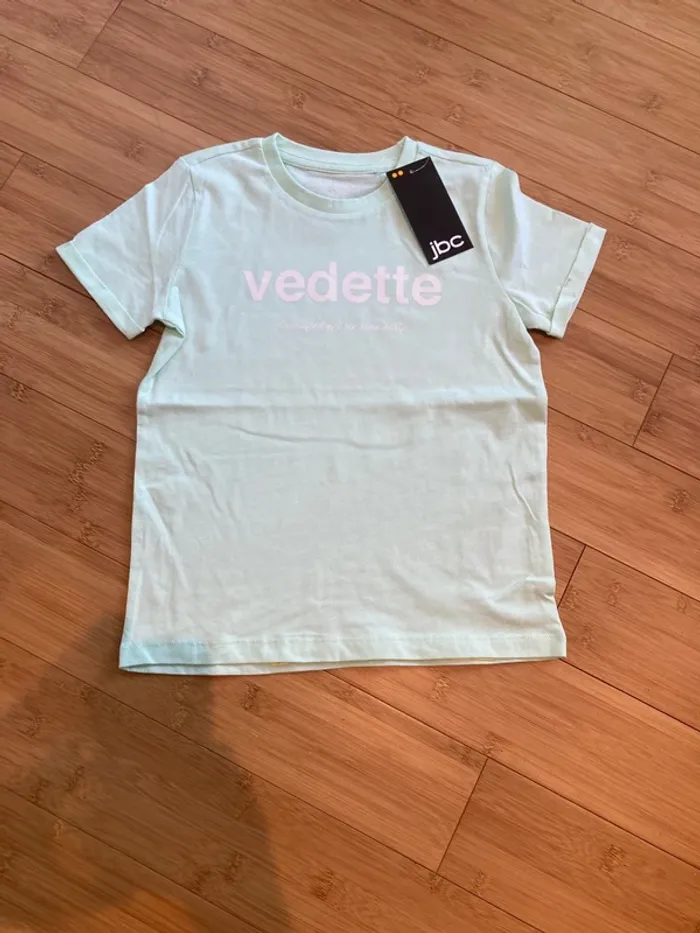 7 ans - T-shirt manches courtes couleur vert eau - neuf - inscription Vedette
