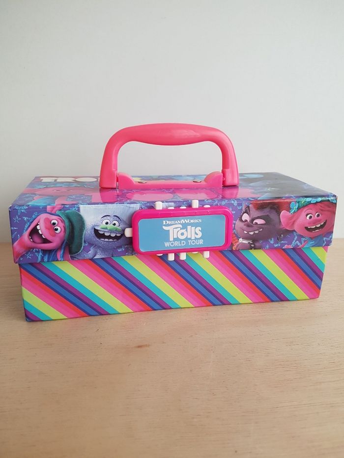 8 figurines The trolls et coffret - photo numéro 4