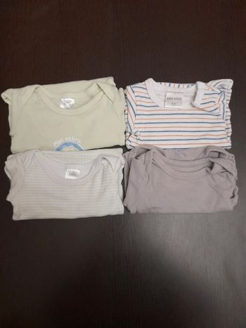 Lots de 4 bodies taille 6 mois