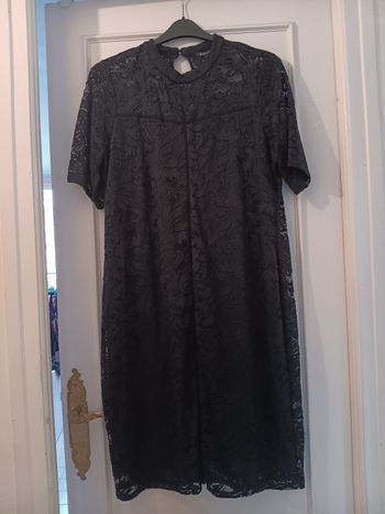 Robe noire en dentelle