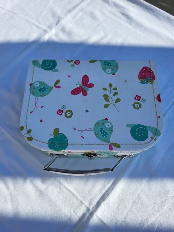 Malette et son tricotin avec ces pelottes de laine