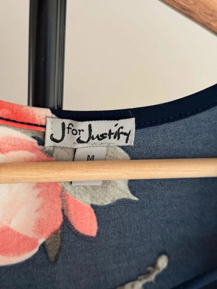 Robe causal marine fleuris avec décolleté croisé, - photo numéro 6