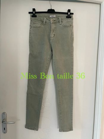 Pantalon jean vert d’eau clair très extensible taille haute coupe skinny Miss Bon taille 36