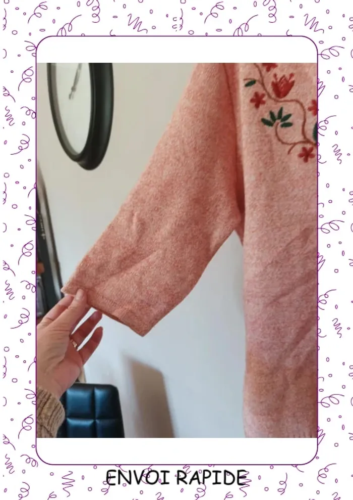 Pull rose Damart avec broderie au niveau du col - photo numéro 4