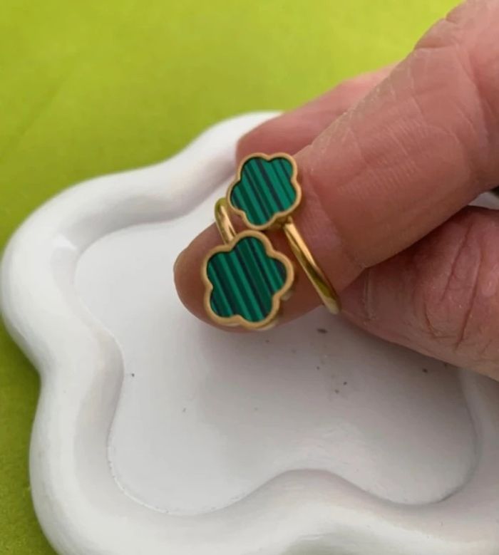 Bague trèfle vert en acier inoxydable doré 17 mm