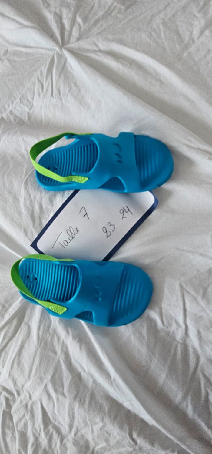 Chaussure piscine Decathlon Taille 7 correspond 23-24