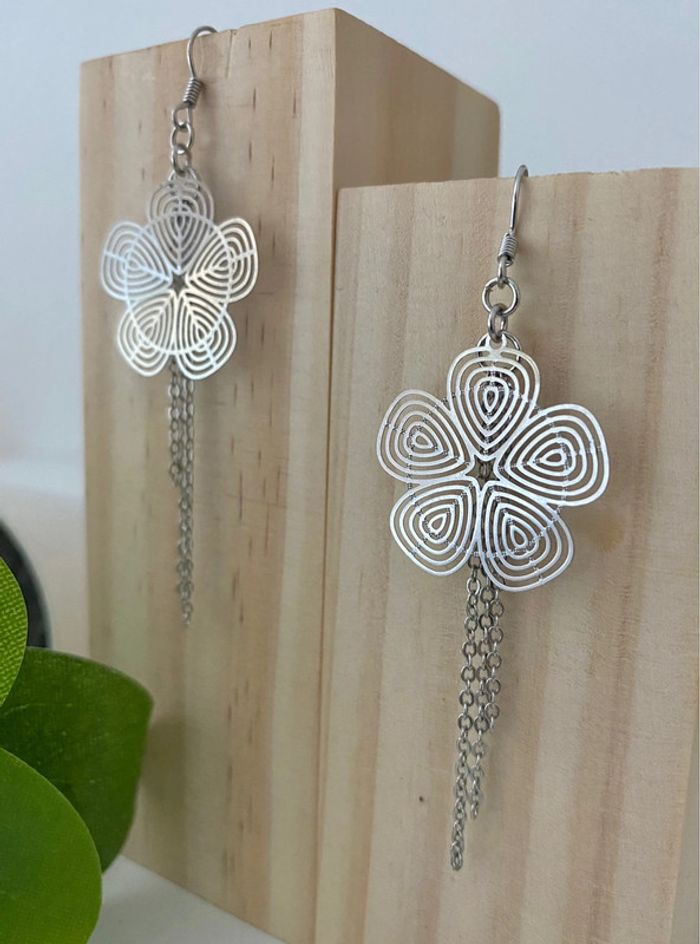 Boucles d’oreilles pendantes - chaînettes et fleurs - 🌸