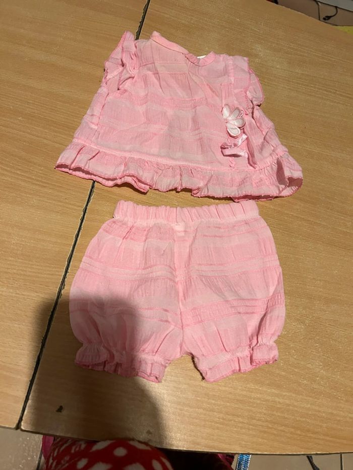 Lot de 20 vêtements taille 0mois sauf indiqué - photo numéro 5