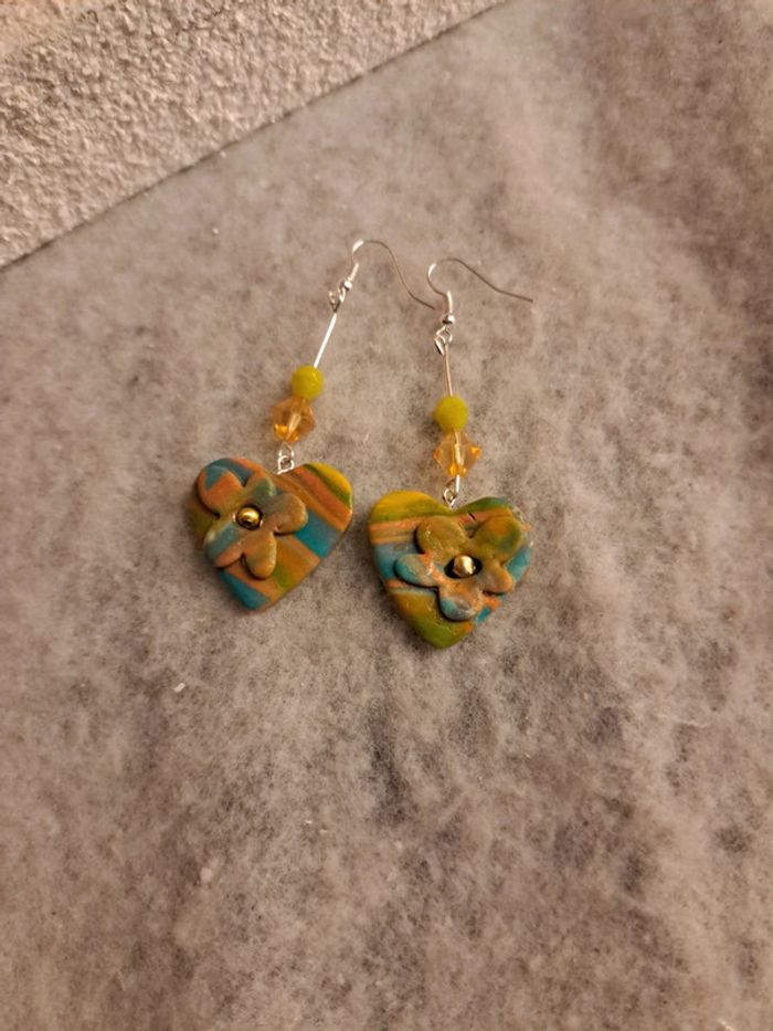 Boucles d'oreilles pendante avec pâte polymere cœur multicolore - photo numéro 2
