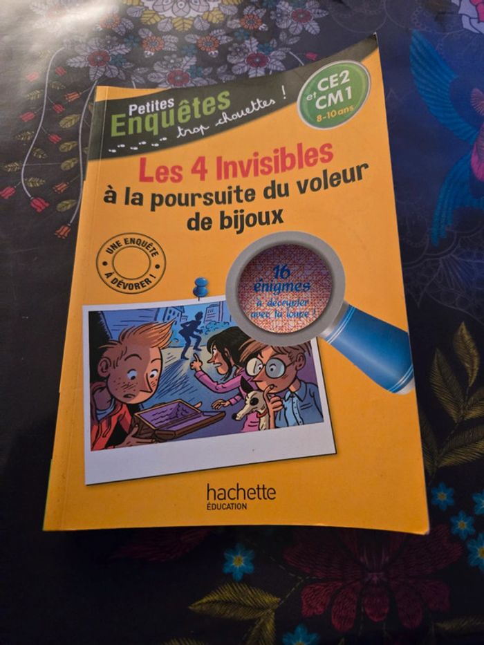 Les 4 invisibles à la poursuite du voleur de bijoux