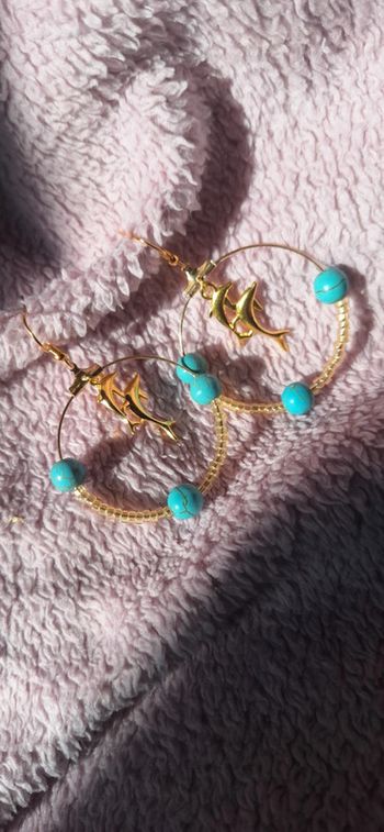 Boucles d'oreilles dorées avec dauphins et perles turquoise