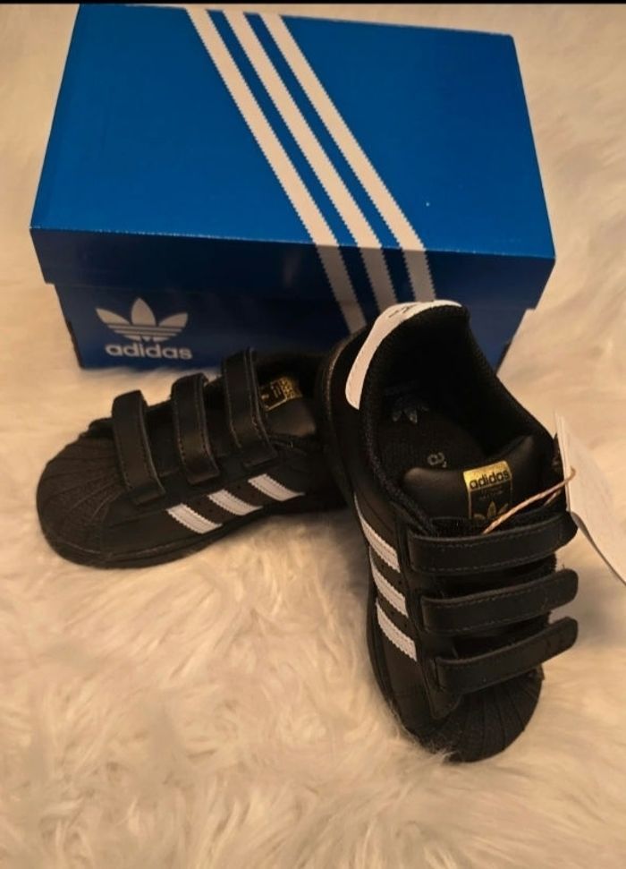 NEUVES non portées 🏷🤩🥰 superbes  baskets superstar adidas Pointure 26 unisex 🥰🤩😍 - photo numéro 2