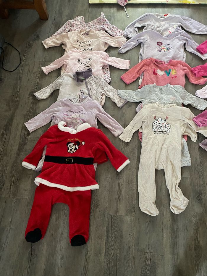 Lot 22 pyjamas taille 18 mois - photo numéro 2