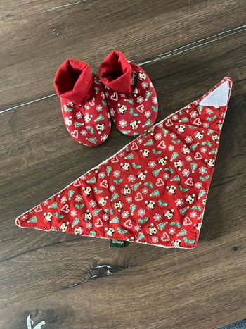 Chaussons et bavoir Mickey de Noël